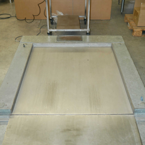 Mettler-Toledo platform floor scale with ramp